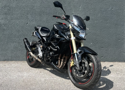 SUZUKI GSR 750