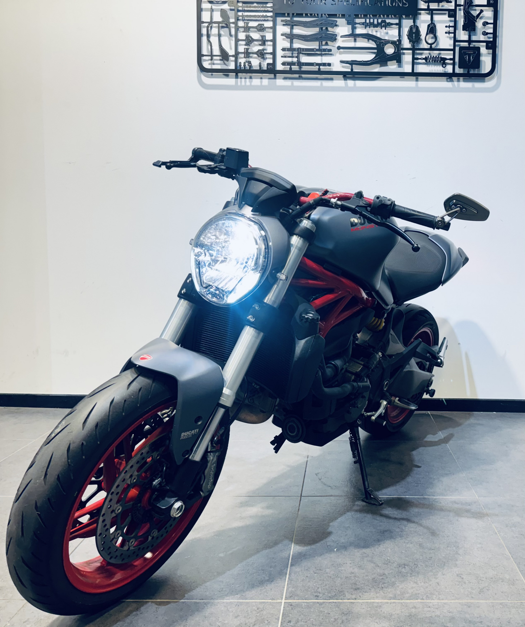 DUCATI MONSTER 821