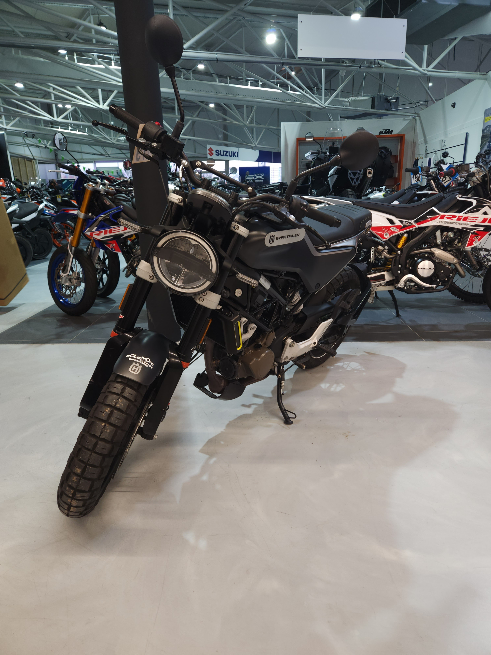 HUSQVARNA SVARTPILEN 125 ABS