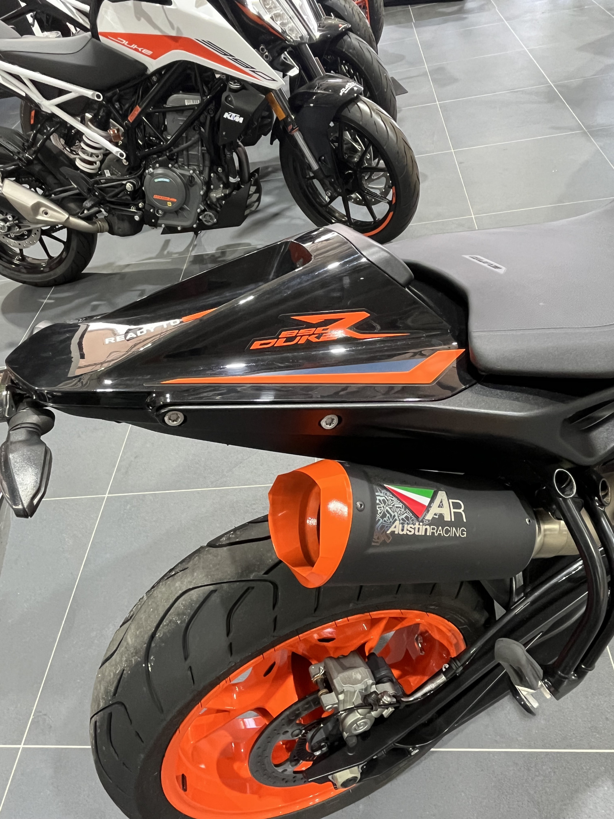 KTM 890 DUKE R