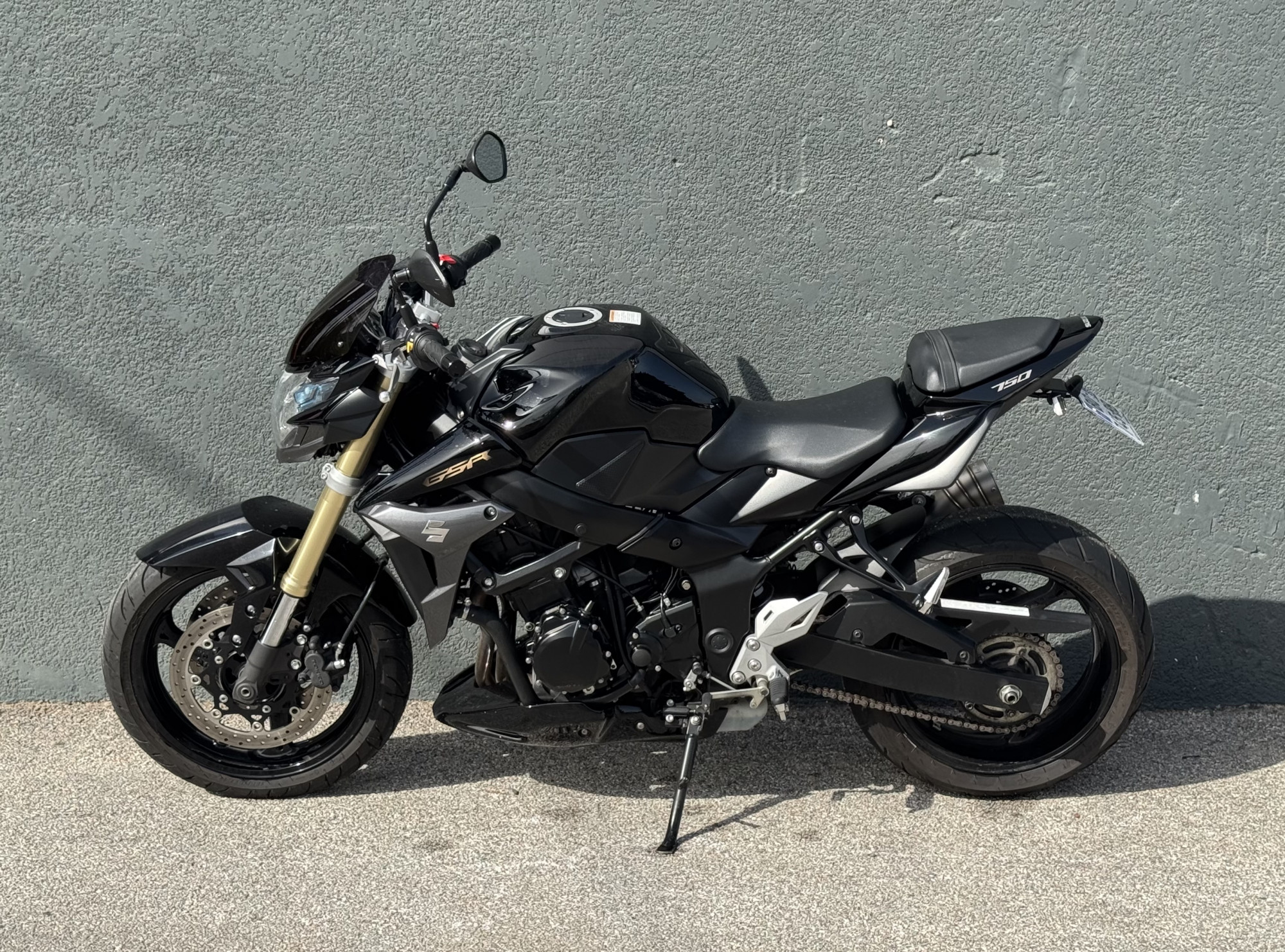 SUZUKI GSR 750