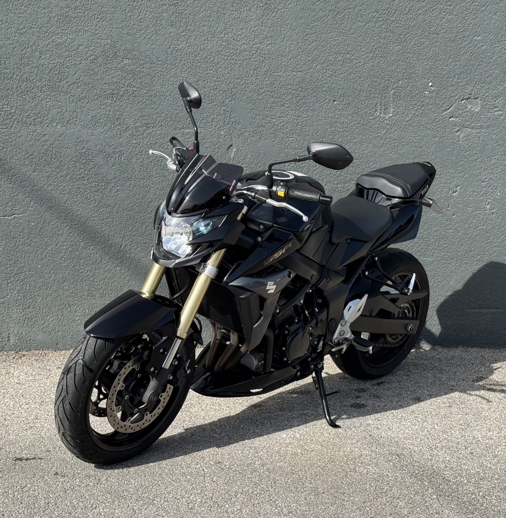 SUZUKI GSR 750