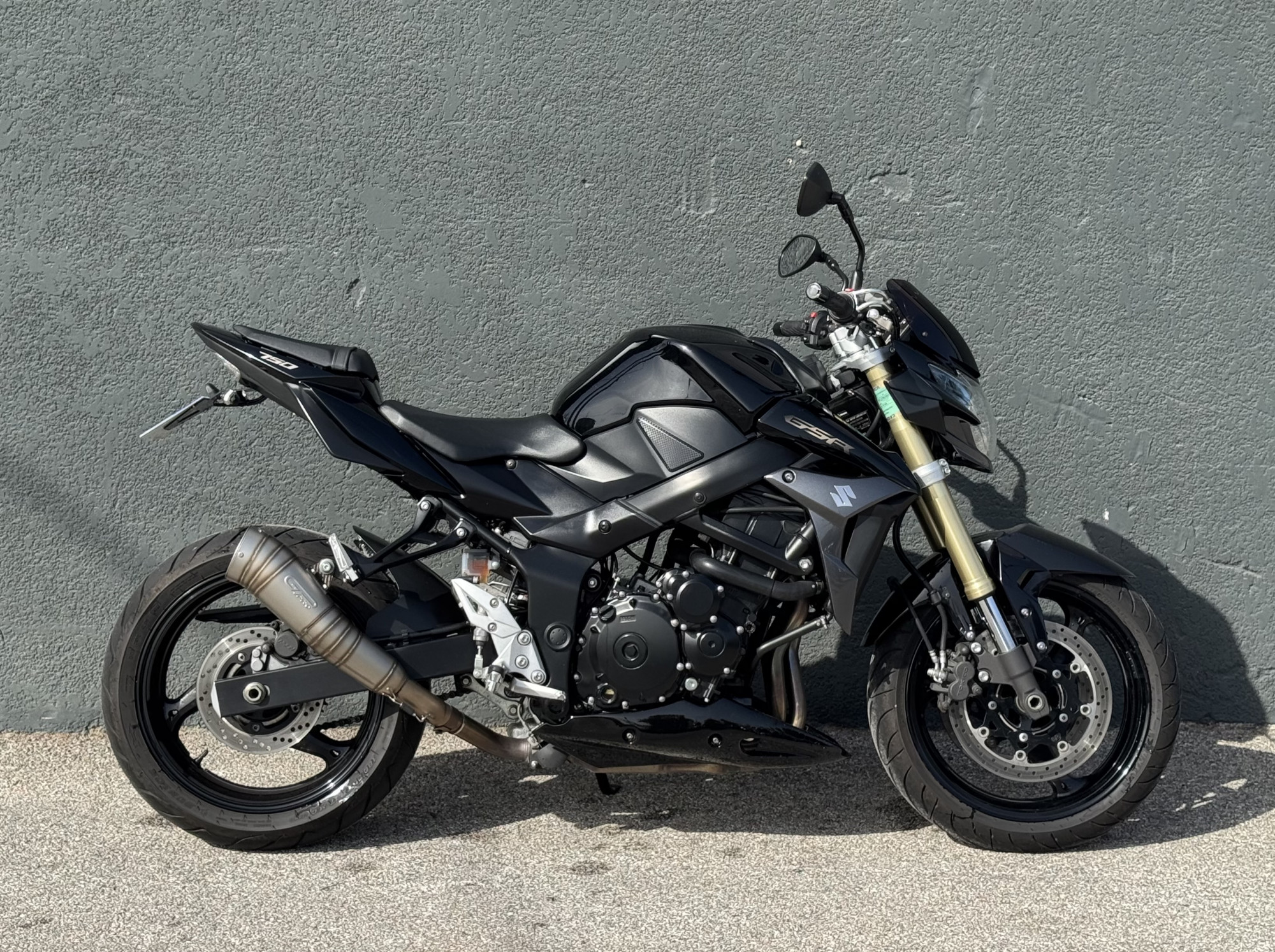 SUZUKI GSR 750