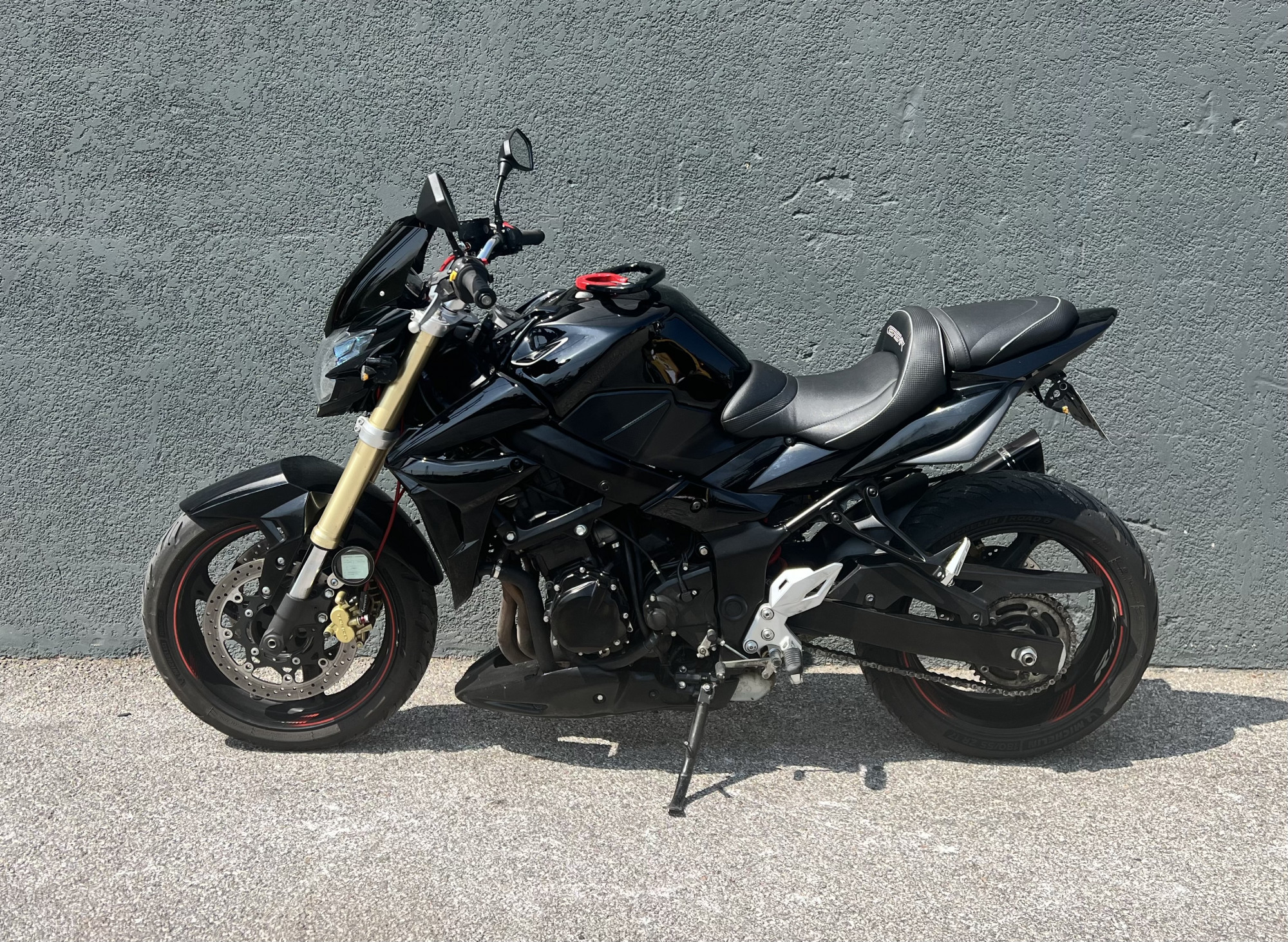SUZUKI GSR 750