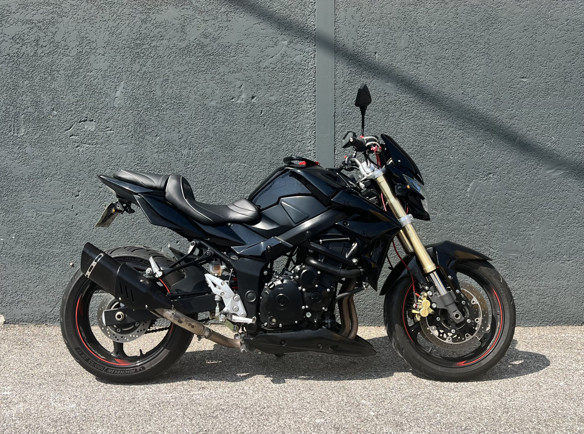 SUZUKI GSR 750