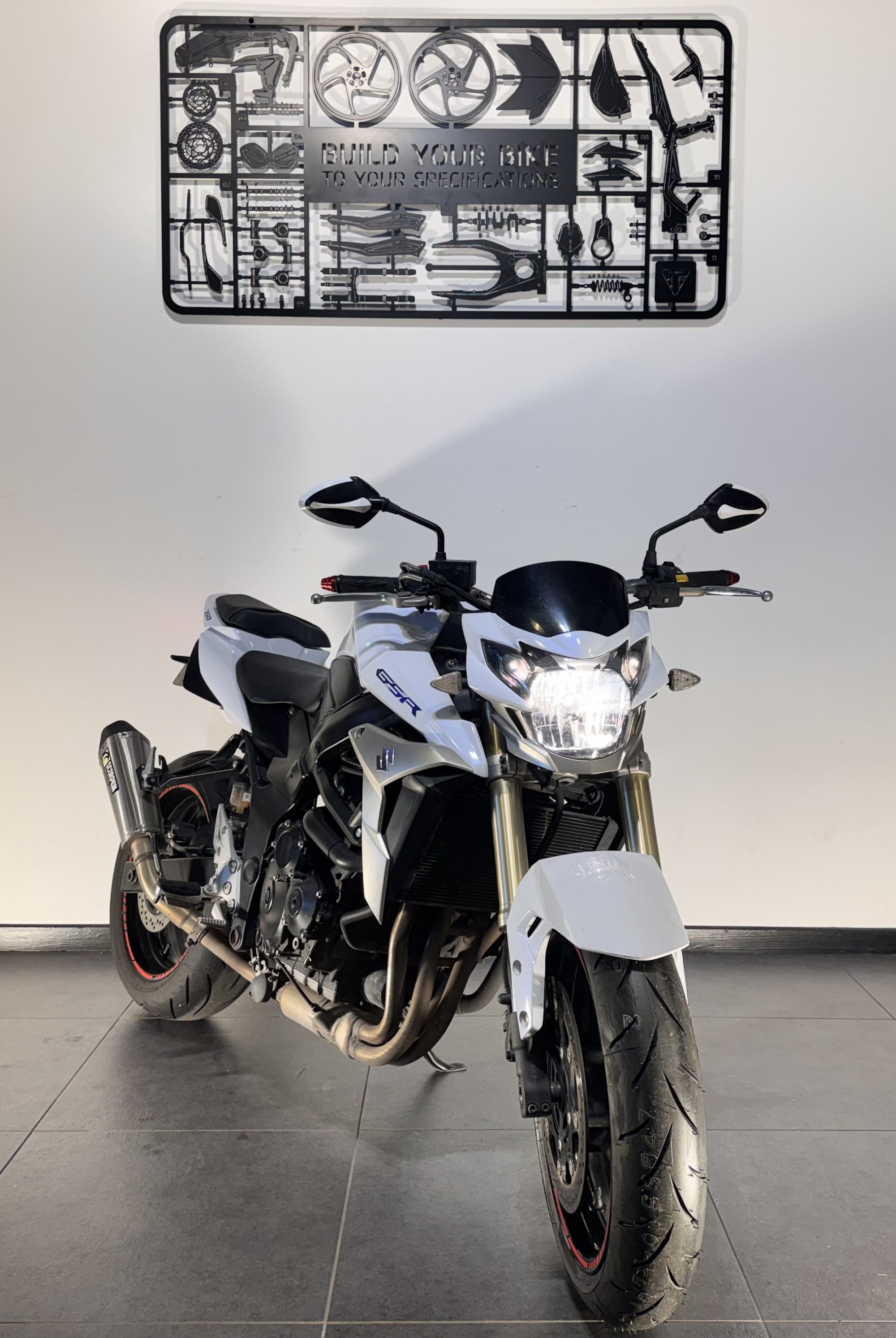 SUZUKI GSR 750