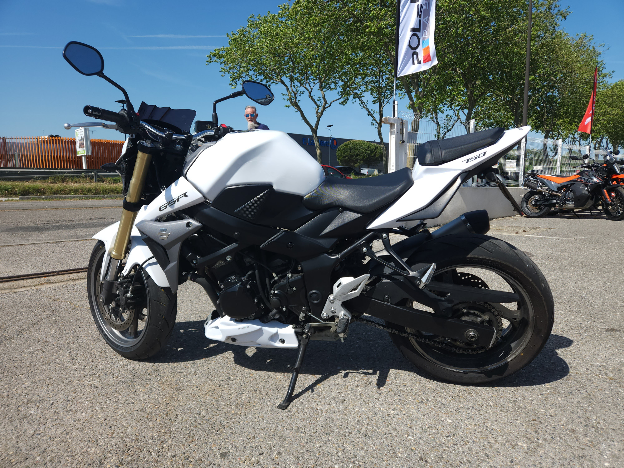 SUZUKI GSR 750