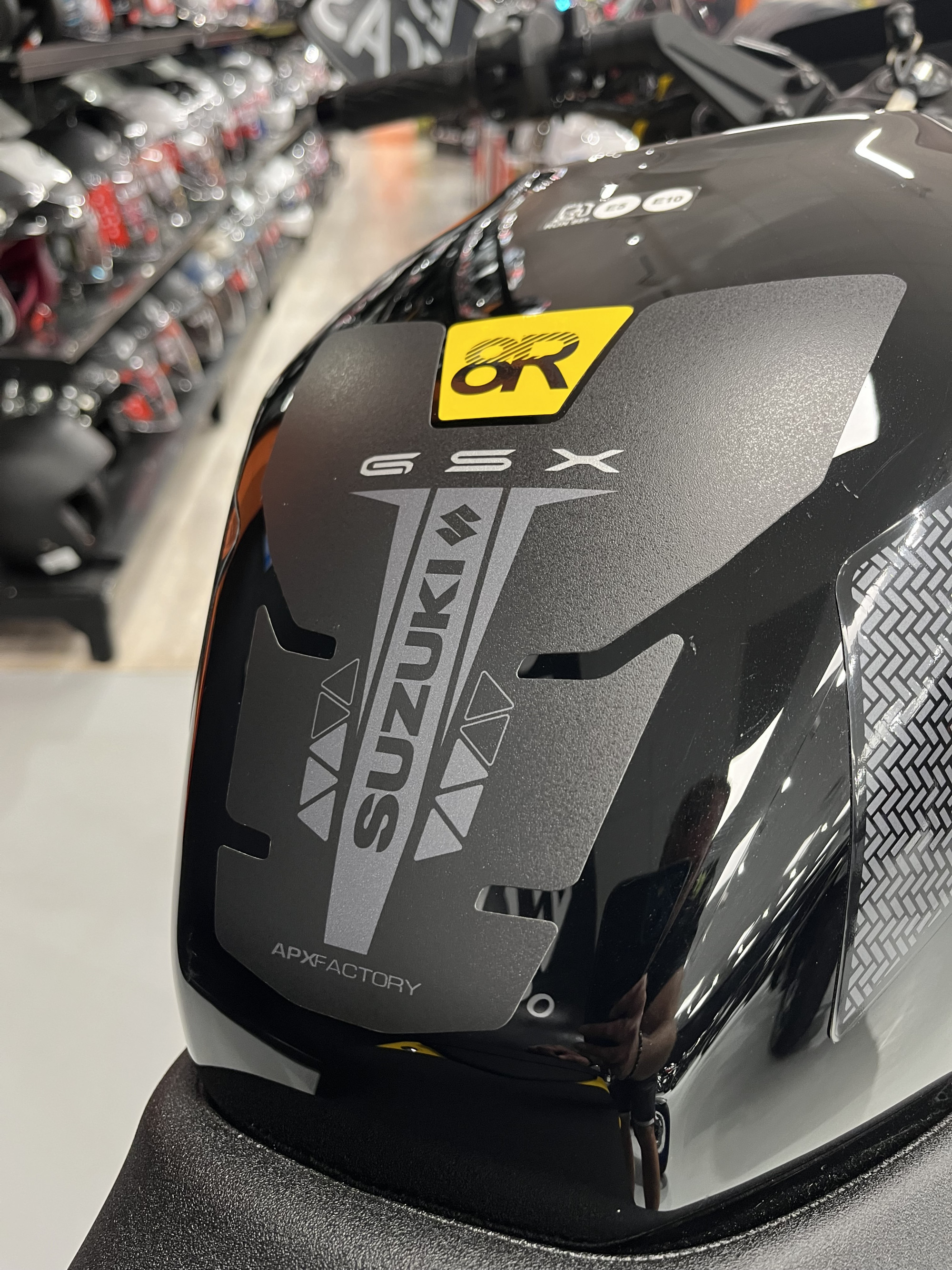 SUZUKI GSX-8R