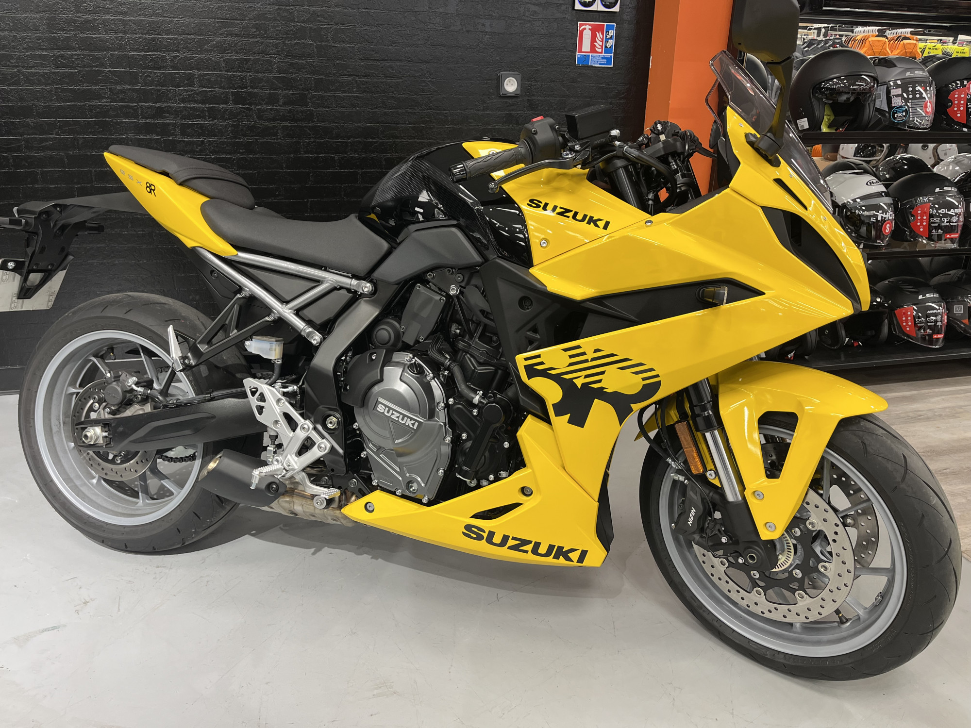 SUZUKI GSX-8R
