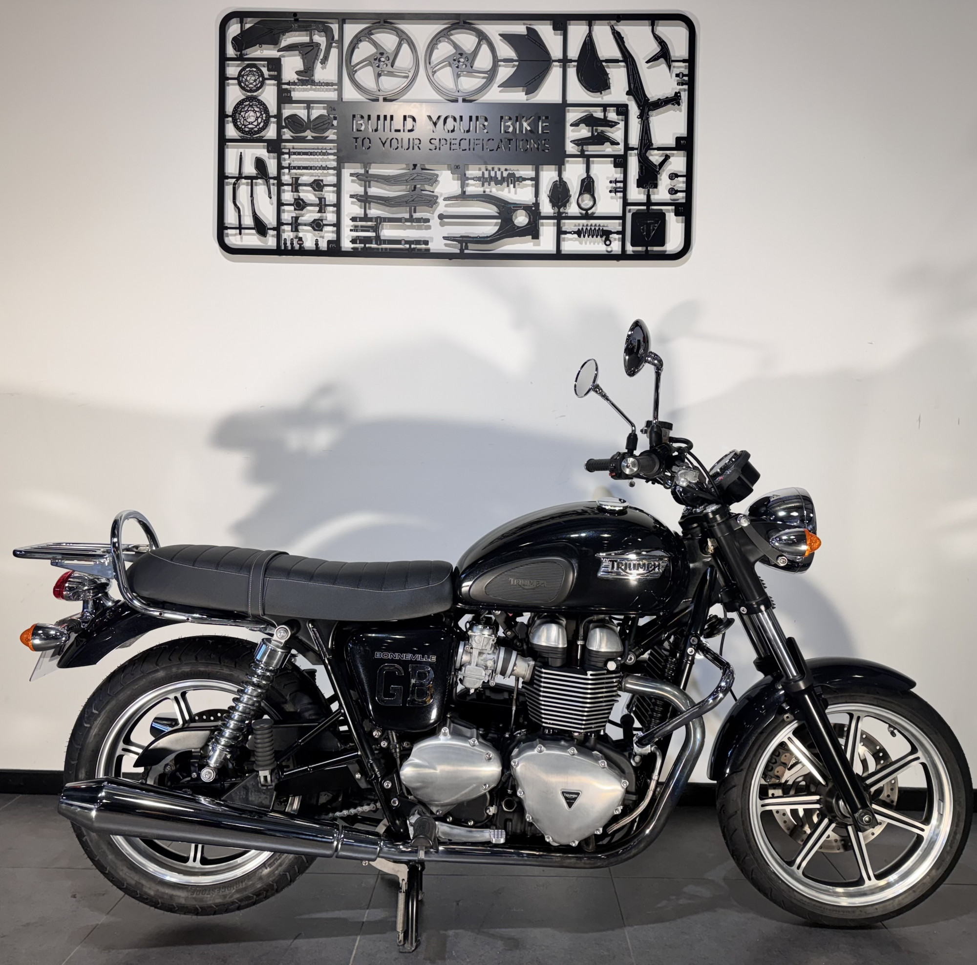 TRIUMPH BONNEVILLE 865 SE