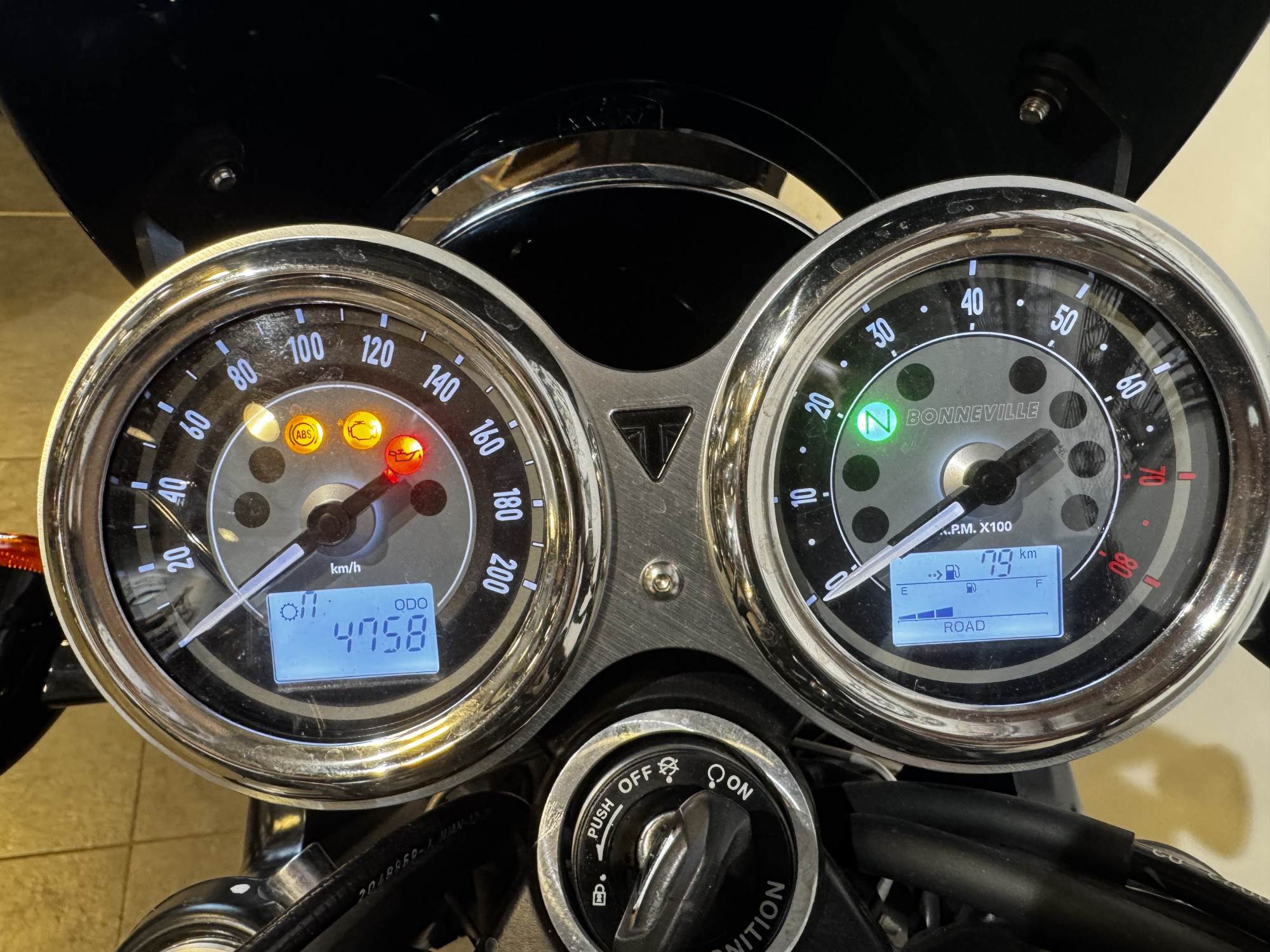 TRIUMPH BONNEVILLE T100 GOLD LINE EDITION