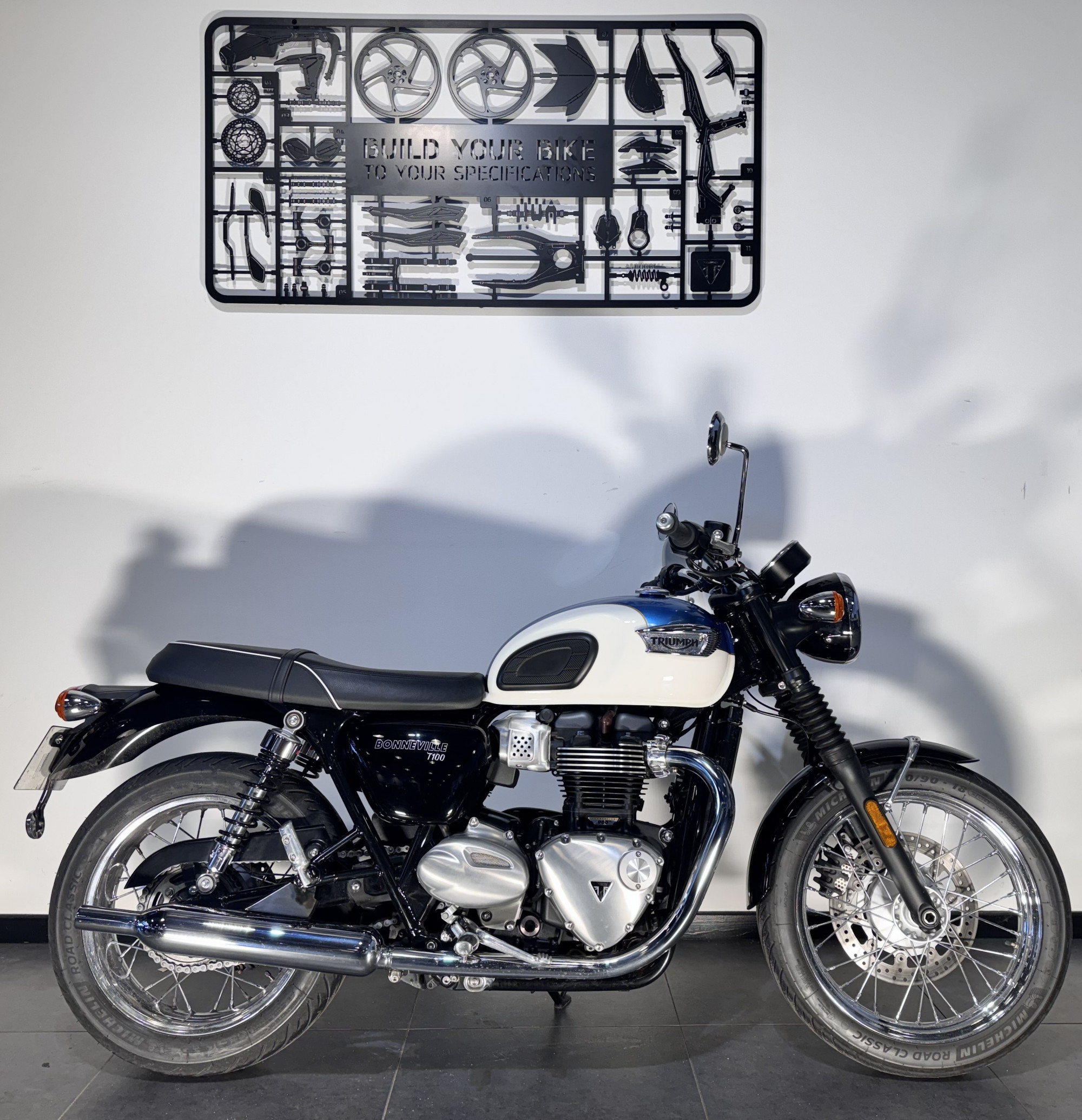 TRIUMPH BONNEVILLE T100