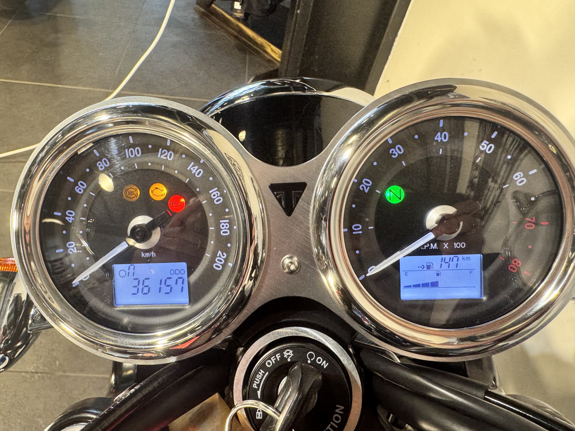 TRIUMPH BONNEVILLE T100