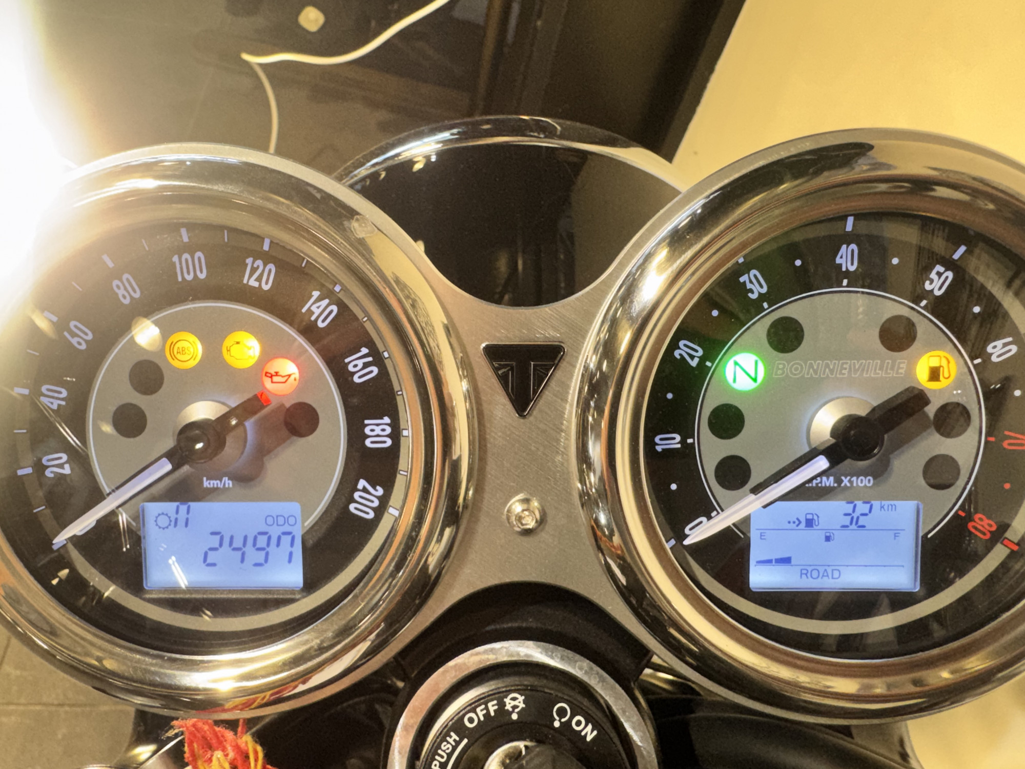 TRIUMPH BONNEVILLE T100