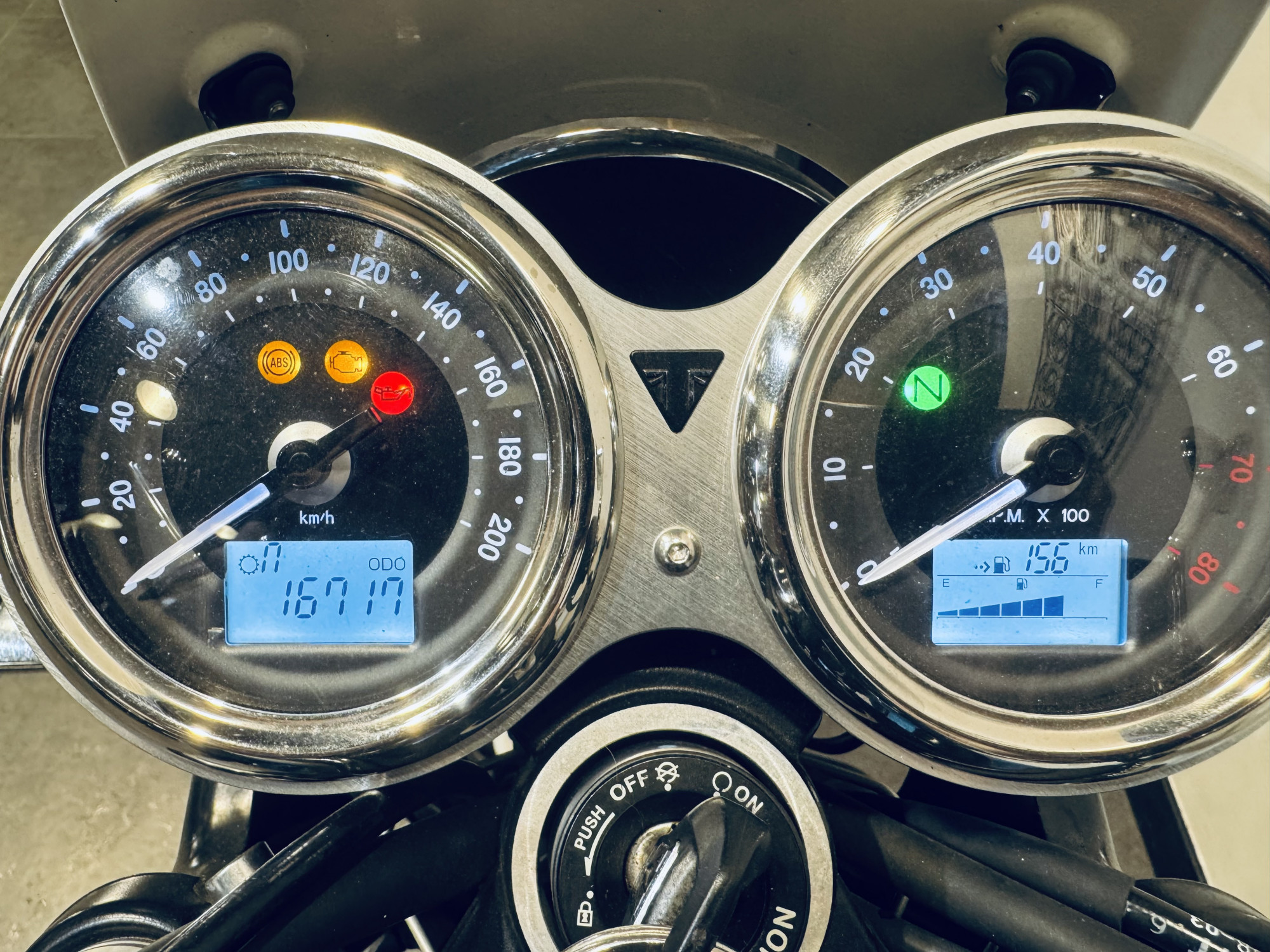 TRIUMPH BONNEVILLE T100