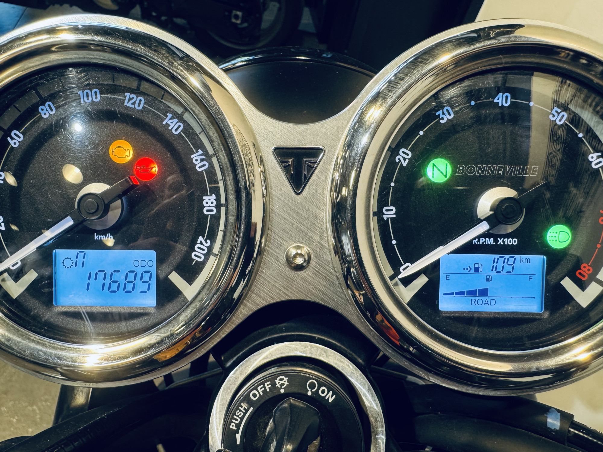 TRIUMPH BONNEVILLE T120 BLACK