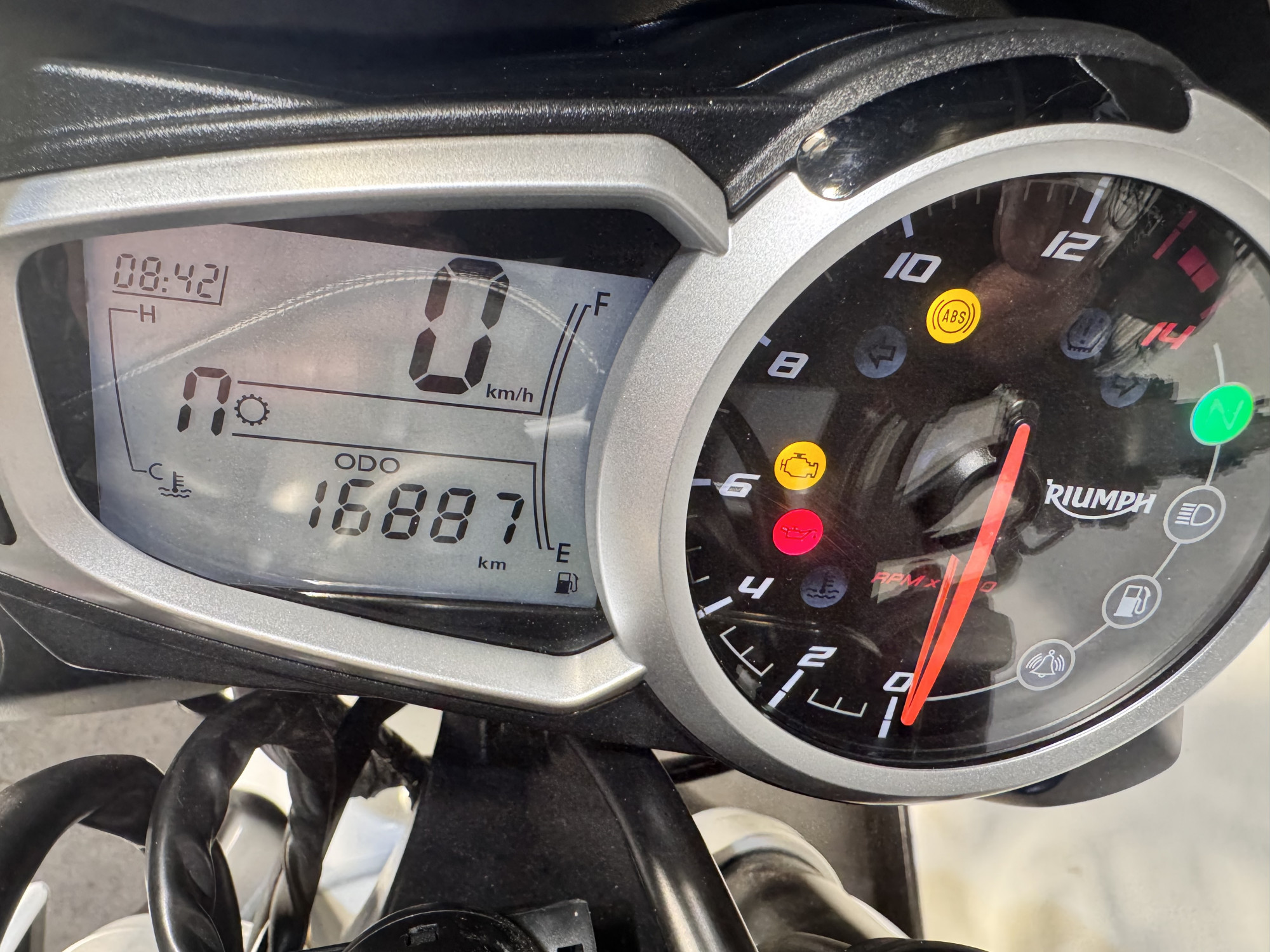 TRIUMPH STREET TRIPLE 675 R