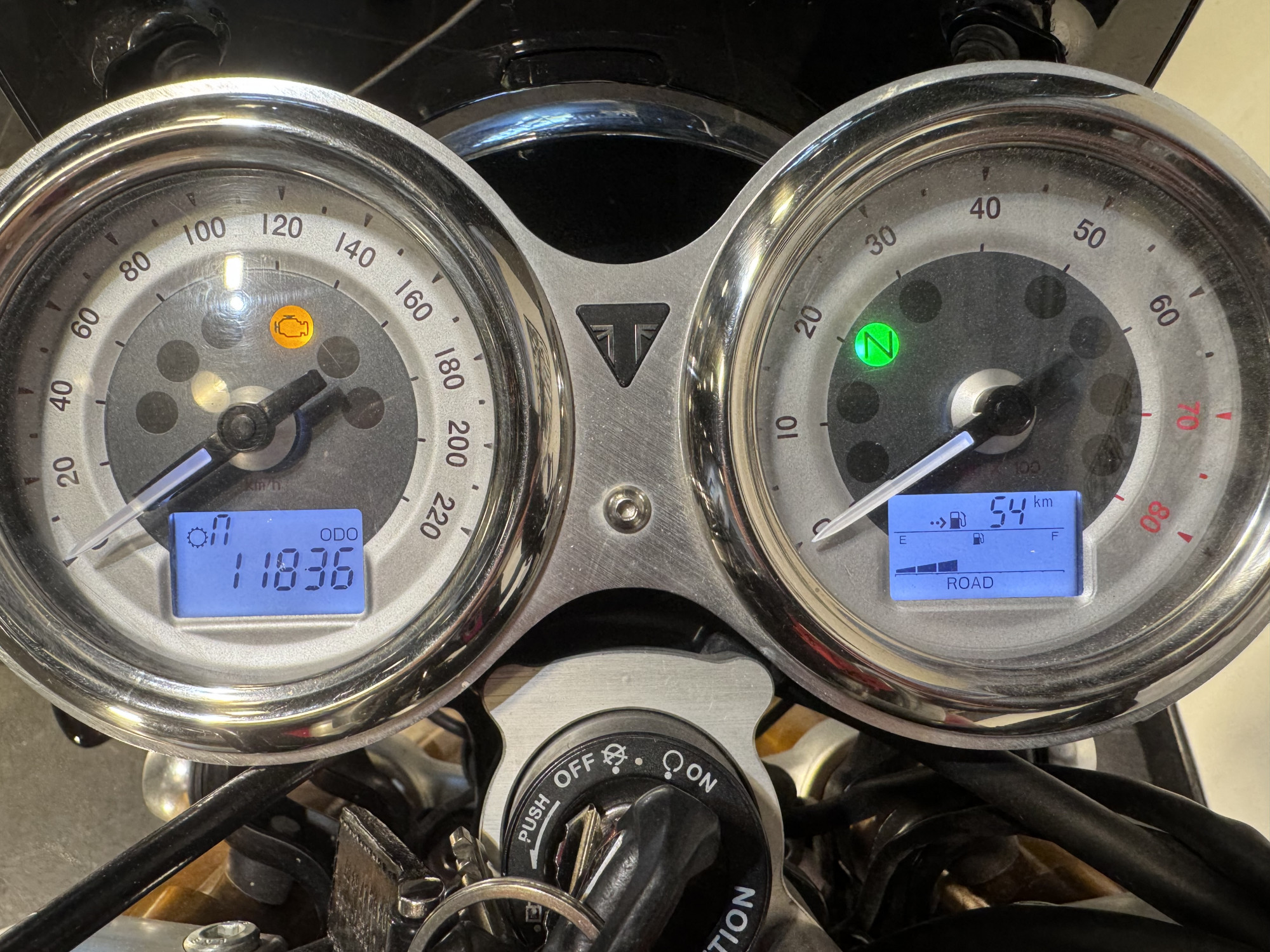 TRIUMPH THRUXTON 1200 R