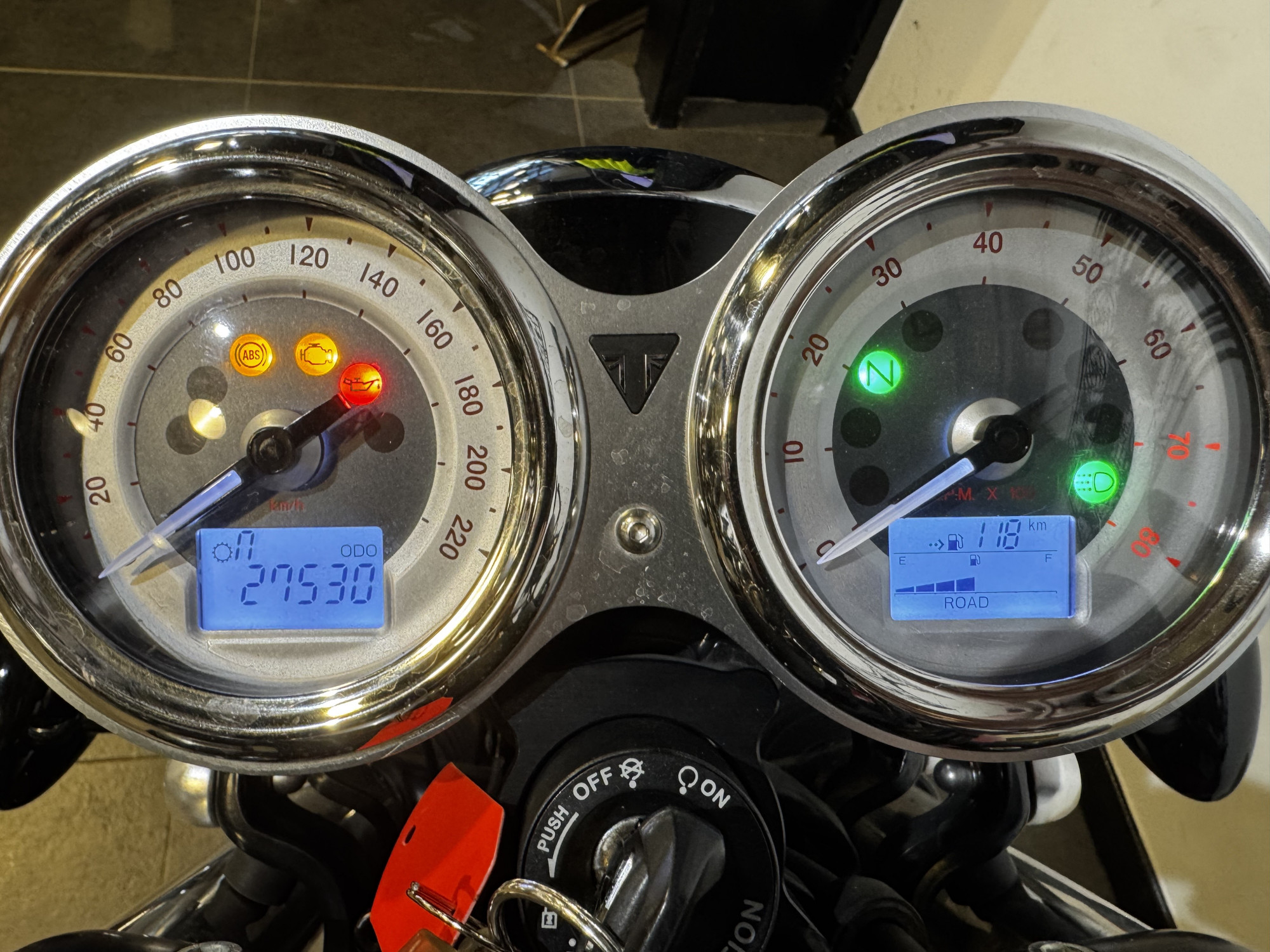 TRIUMPH THRUXTON 1200