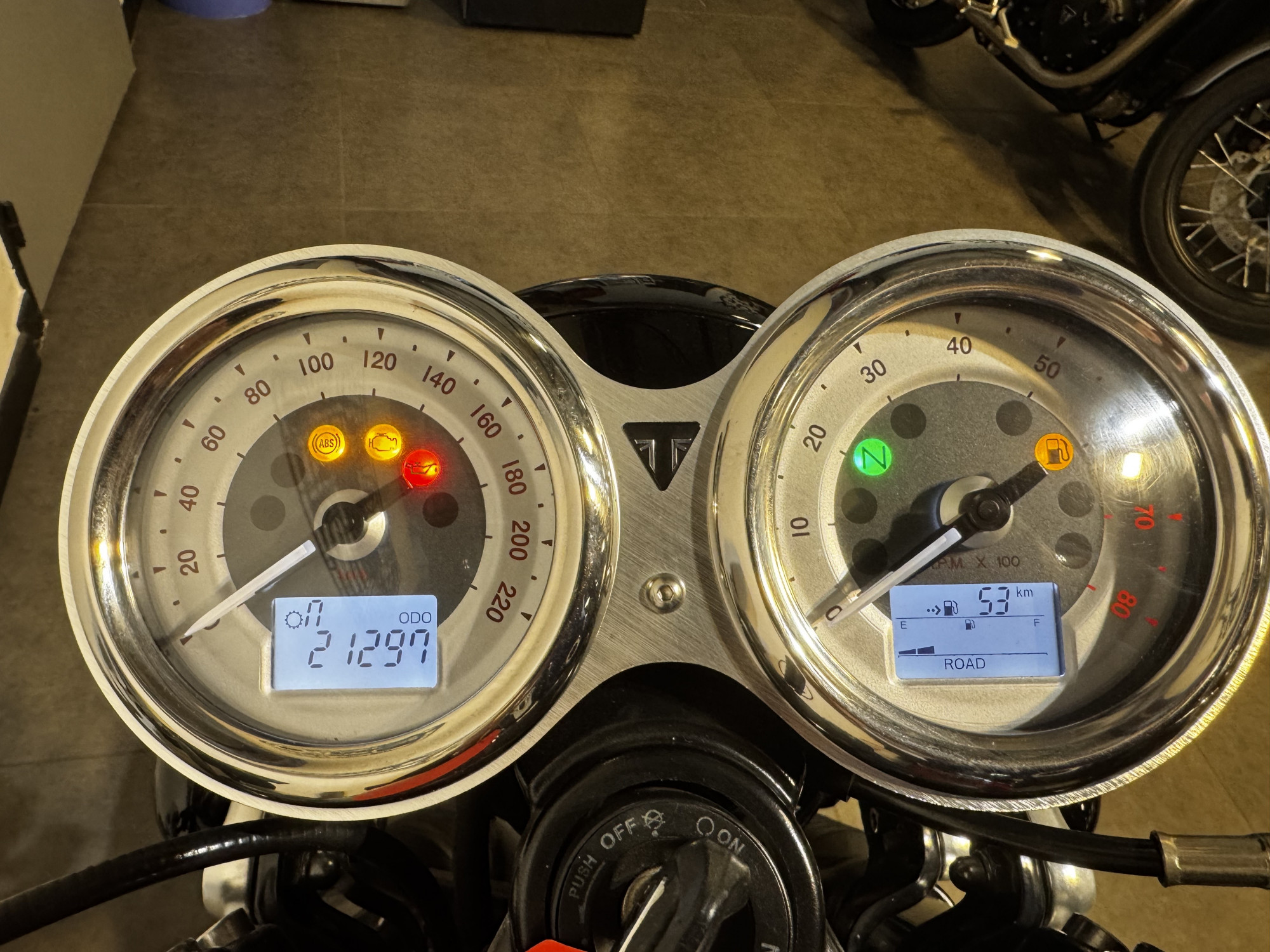 TRIUMPH THRUXTON 1200