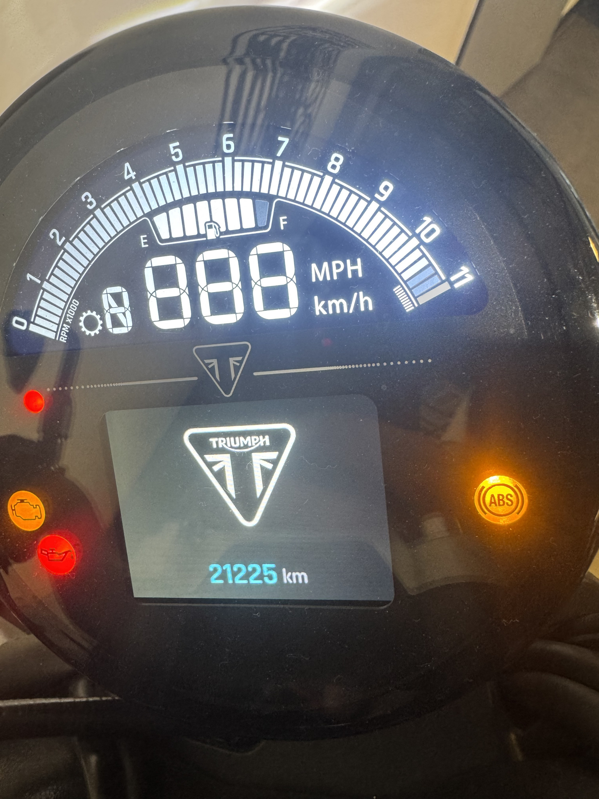 TRIUMPH TRIDENT 660