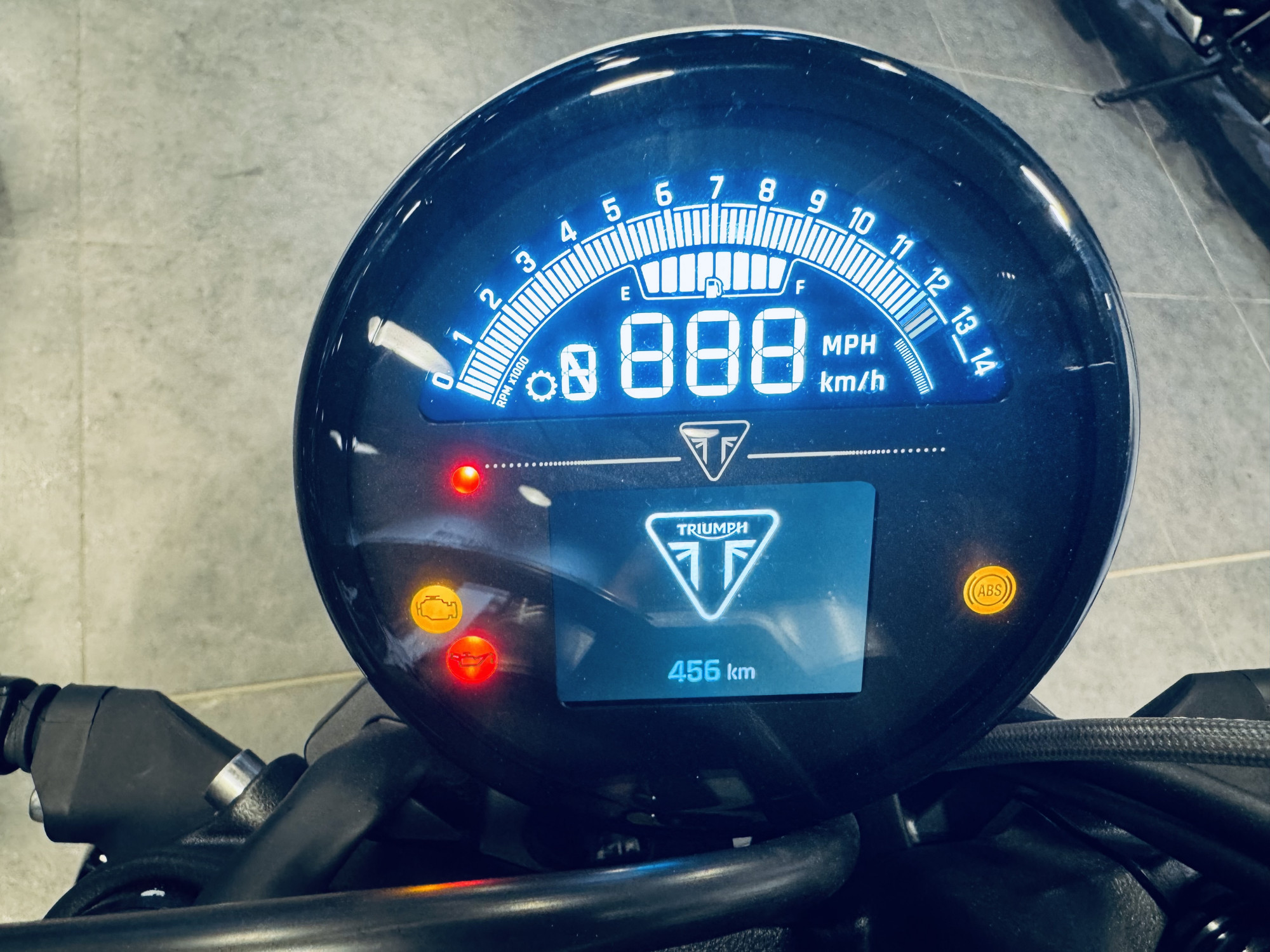 TRIUMPH TRIDENT 660