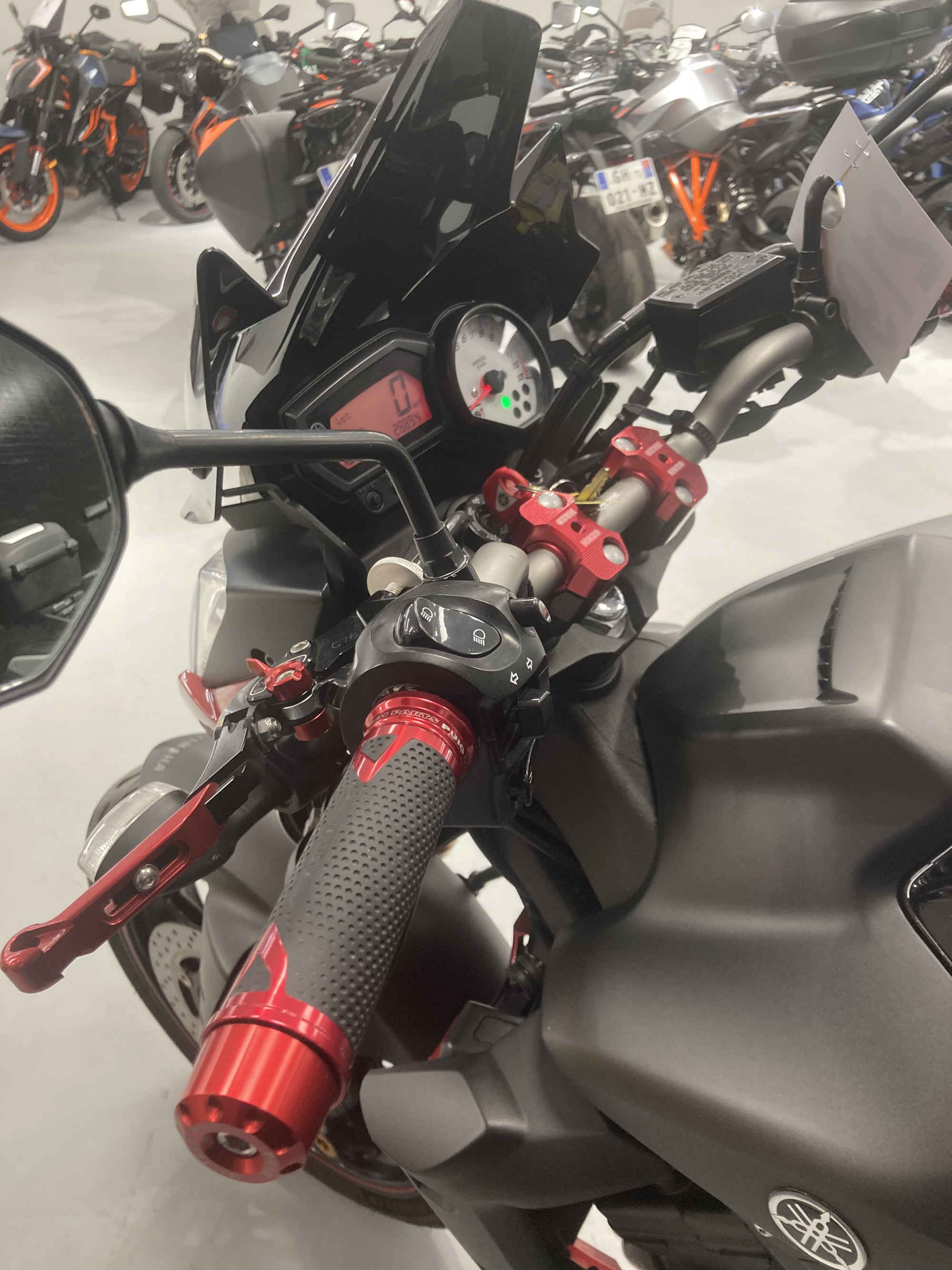 YAMAHA FZ8 R