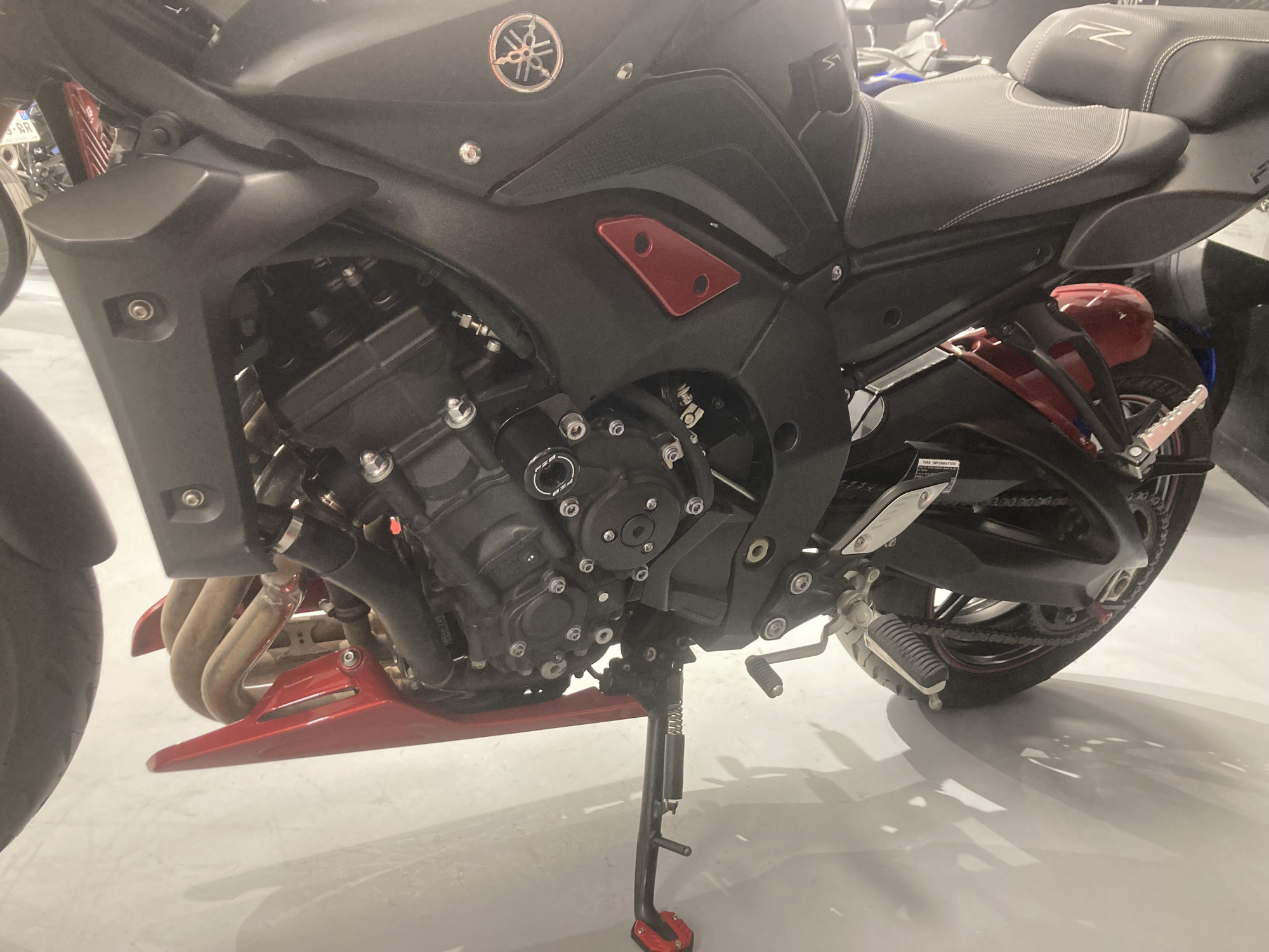 YAMAHA FZ8 R